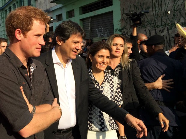 O príncipe andou pela região acompanhado do prefeito Fernando Haddad e sua esposa, Ana Estela Haddad (Foto: Amanda Previdelli/G1)