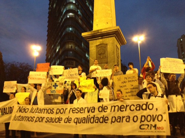 Médicos e estudantes cantam hino na Praça Sete (Foto: Raquel Freitas/G1)