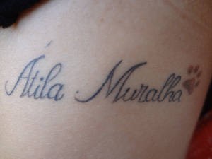 Taíssa fez uma tatuagem para homenagear seu cachorro (Foto: Ingrid Bico/G1)