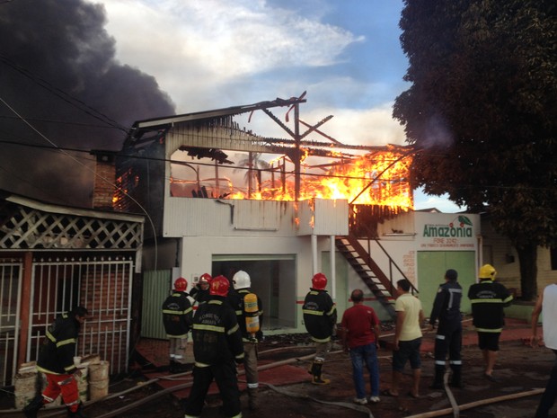 Incêndio destruiu fábrica de polpa de frutas, em Macapá (Foto: John Pacheco/G1)
