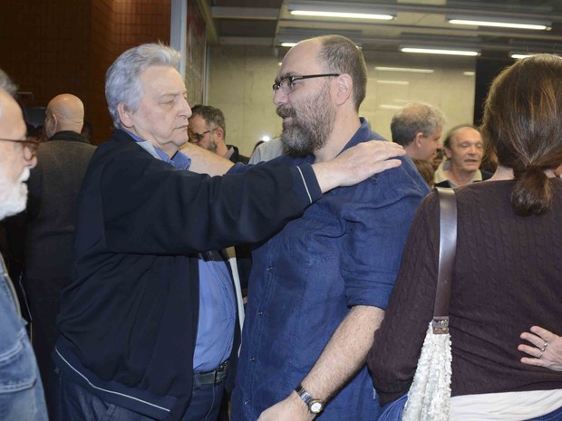 Fúlvio Stefanini e André Abujamra no velório do pai, Antônio Abujamra, em São Paulo (Foto: Leo Franco e Francisco Cepeda/ Ag. News)