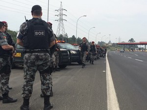 Policiais do BOE encontraram com tropa da Força Nacional no pedágio de Gravataí (Foto: Jonas Campos/RBS TV)