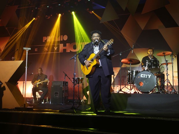Sergio Loroza, mestre de cerimônias do Prêmio Sexy Hot 2015, apresenta número musical durante o evento, na noite desta terça-feira (18) em São Paulo (Foto: Eduardo Viana/Divulgação) Sergio Loroza, mestre de cerimônias do Prêmio Sexy Hot 2015, apresenta número musical durante o evento, na noite desta terça-feira (18) em São Paulo (Foto: Eduardo Viana/Divulgação)