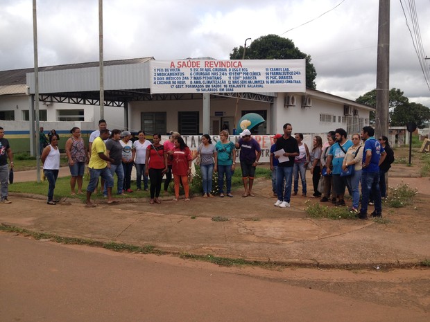 Servidores municipais da saúde de Guajará-Mirim paralisaram nesta quinta-feira (12) (Foto: Júnior Freitas/G1)