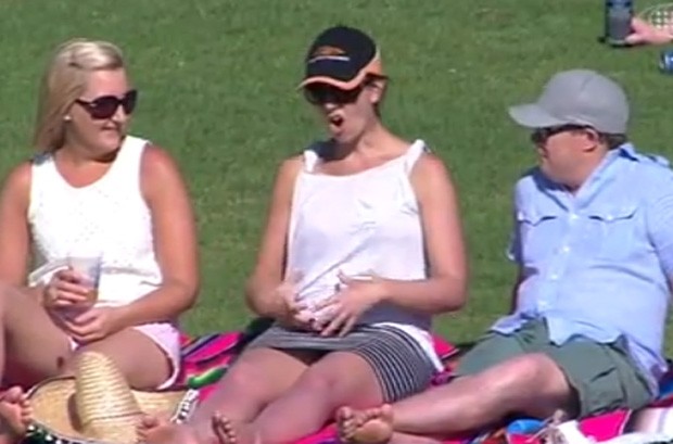 Namorada do jogador de críquete Chris Lynn foi flagrada ao vivo simulando um ato sexual na plateia (Foto: Reprodução/YouTube/robelinda2)
