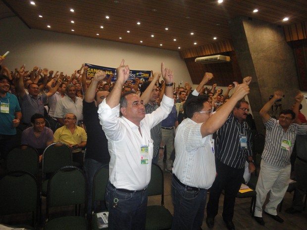 Manifestação "Sanciona, Dilma" reuniu mais de 200 prefeitos no Piauí (Foto: Patrícia Andrade/G1)
