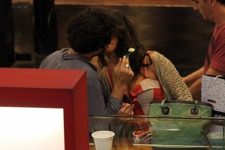 Giselle Itié e Guilherme Winter trocam beijos em shopping do Rio (Foto: Photorionews)