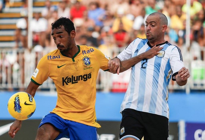 Anderson leva a melhor em divivida com argentino em jogo de vida ou morte para o Brasil na Copa Sul-Americana de futbol de areia  (Foto: Marcello Zambrana)