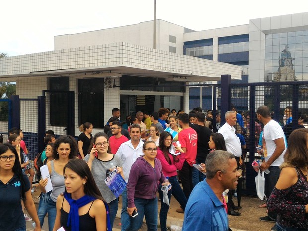 Enem 2016 - sábado (3) - Goiânia (GO)- Candidatos deixam local de prova em Goiânia, Goiás (Foto: Vanessa Martins/ G1)