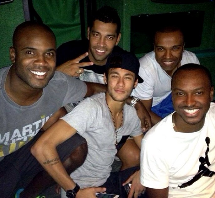 Jogo festivo Neymar Instagram - Zulu thiaguinho andré Santos Alexandre Pires (Foto: Reprodução / Instagram)
