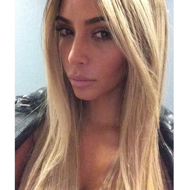 Kim Kardashian de peruca loira (Foto: Instagram/ Reprodução)