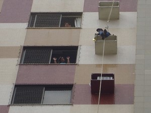 Home ficou preso no 13º andar de prédio em Goiânia, Goiás (Foto: Divulgação/Corpo de Bombeiros)