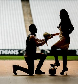 Noivos escolhem Arena Corinthians para ensaio fotográfico; veja imagens