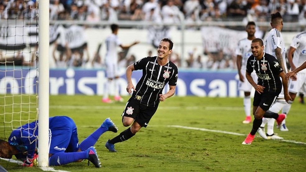 Rodriguinho comemora gol no primeiro jogo da final contra a Ponte (Foto: Marcos Ribolli/GloboEsporte.com)