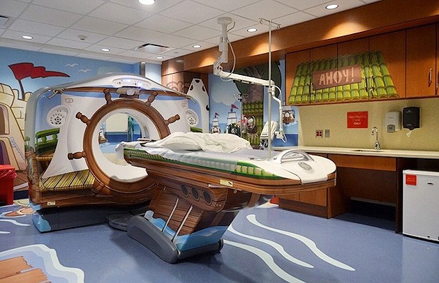 Sala de tomografia infantil com decoração temática, nos Estados Unidos (Foto: Divulgação)