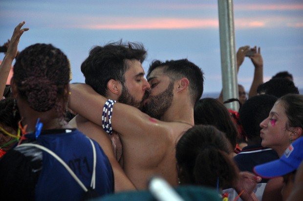 Beijaço gay no bloco de Ivete Sangalo (Foto: Júnior Improta / Ag Haack)