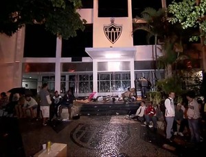 Torcida do Galo faz filas na sede do clube (Foto: Reprodução / TV Globo Minas)