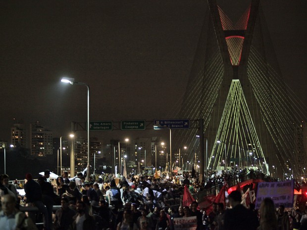 manifestantes toman a Ponte Estaiada durante protesto em São Paulo. (Foto: Caio Kenji/G1)