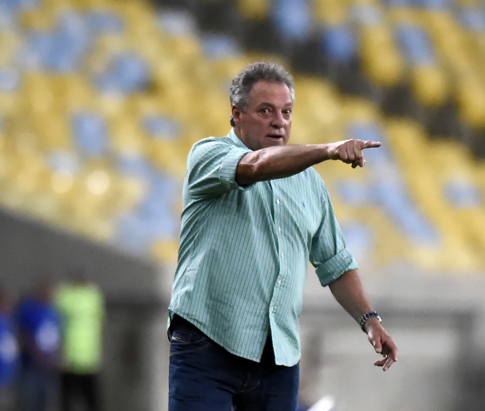 Abel diz que jogar com um a mais é complicado e que vai precisar poupar jogadores na sequência do campeonato (Foto: André Durão)