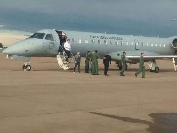 Avião da Força Aérea Brasileira (FAB) que transporta nesta terça-feira (29) autoridades e técnicos para a Colômbia após acidente com delegação da Chapecoense (Foto: João Raimundo/TV Globo)