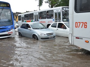 Motoristas que se arriscavam a transitar pela Avenida Sanhauá viram a água encobrir quase toda roda dos carros (Foto: Walter Paparazzo/G1)