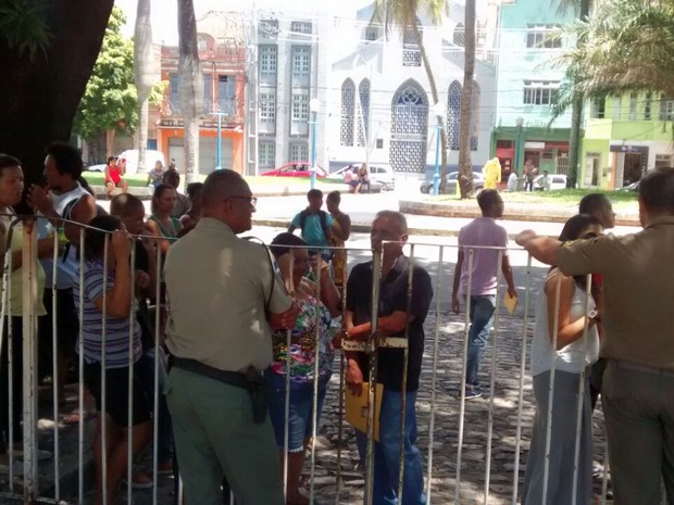 Cartório eleitoral do Forte das Cinco Pontas foi fechado devido ao grande número de eleitores para fazer a biometria (Foto: Antônio Coelho/TV Globo)