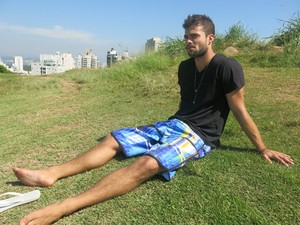 Ator Victor Sparapane fala sobre a infância em Guarujá (Foto: Mariane Rossi/G1)