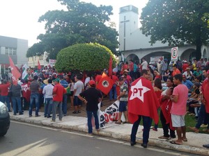 Protesto a favor do governo reuniu cerca de 1000 pessoas, segundo a organização, em Ji-Paraná, RO (Foto: Pâmela Fernandes/G1)