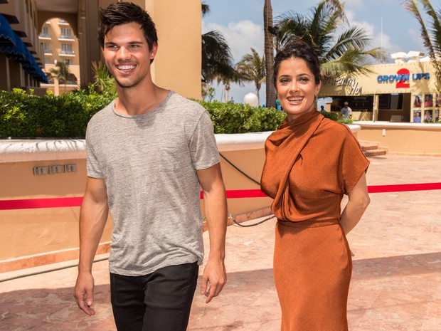 Taylor Lautner e Salma Hayek em divulgação de filme em Cancun, no México (Foto: Christopher Polk/ Getty Images)