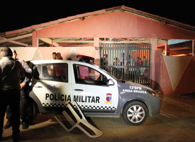 Assassinato foi registrado dentro de bar, em Areia Branca (Foto: Marcelino Neto)