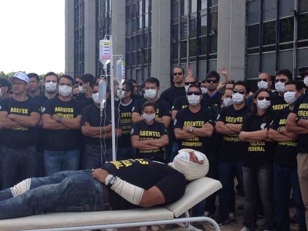 Policiais federais durante manifestação no DF nesta terça (Foto: Lucas Salomão/G1)