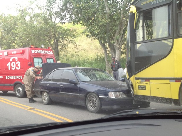 G1 Motorista passa mal e bate em ônibus em Volta Redonda RJ