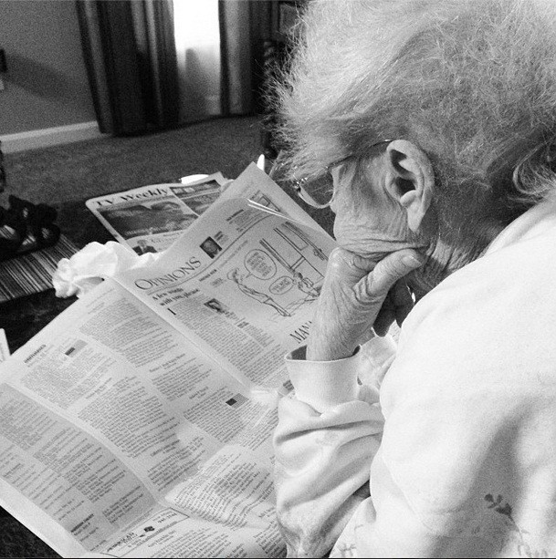 Ela lê jornal com frequência (Foto: Reprodução/ Instagram)