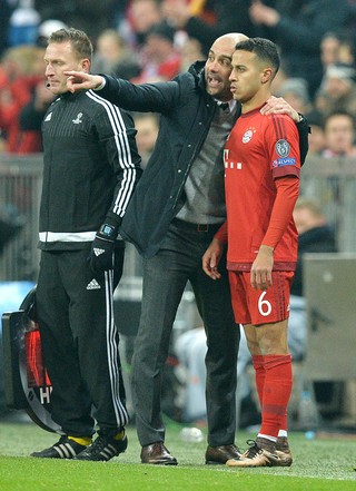 Guardiola Thiago AlcÃƒÂ¢ntara Bayern (Foto: AP)