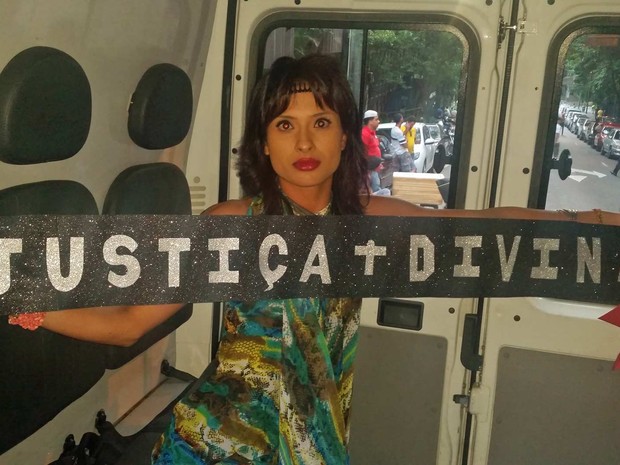 A jovem Jéssica dos Santos, de 25 anos, foi detida em frente ao Masp, na Avenida Paulista, durante a tarde deste domingo (12).' (Foto: Tatiana Santiago/G1)