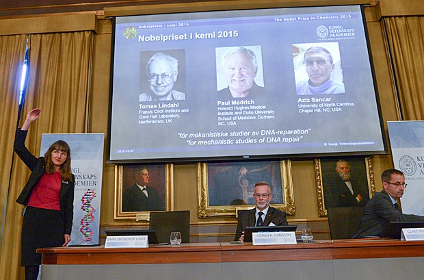 Membros do comitê no Nobel anunciam os nomes dos vencedores do prêmio de química deste ano (Foto: Fredrik Sandberg/ TT/AP)