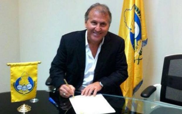 Zico assina contrato com o Al Gharafa (Foto: Reprodução)