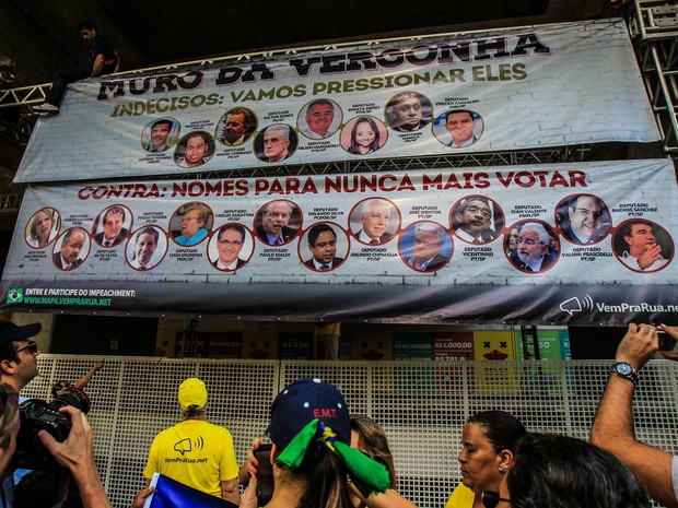 Manifestantes a favor do impeachment da presidente Dilma Rousseff prendem faixas do que eles chamaram de 'Muro da Vergonha' em frente ao prédio da Fiesp na Avenida Paulista, em São Paulo (Foto: Rafael Arbex/Estadão Conteúdo)