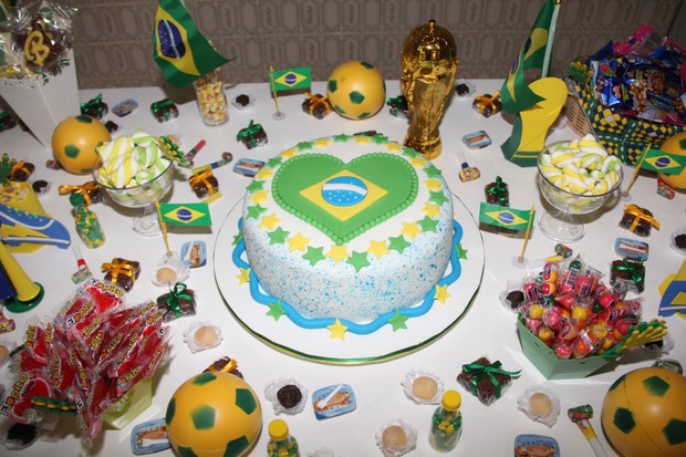 Detalhe da mesa do bolo do aniversário de Sthefany Brito (Foto: Cleomir Tavares/Divulgação)