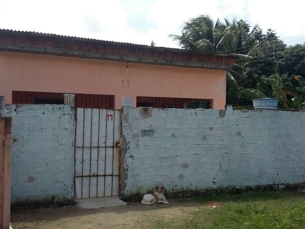 Mulher foi morta na casa em que morava, em Jaboatão dos Guararapes (Foto: Bianka Carvalho/TV Globo) Mulher foi morta na casa em que morava, em Jaboatão dos Guararapes (Foto: Bianka Carvalho/TV Globo)