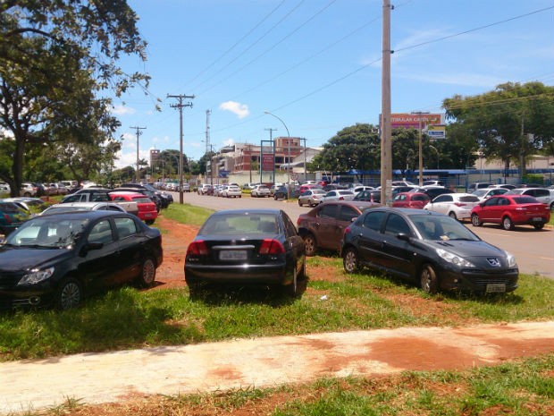 Gramado e meio-fio em frente a faculdade particular na Asa Norte, em Brasília, viram estacionamento improvisado durante Exame da Ordem neste domingo (11) (Foto: Mateus Rodrigues/G1)