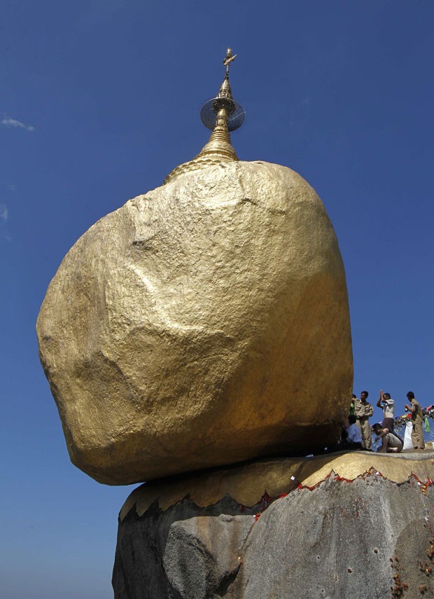 O templo fica em cima de uma pedra que parece que vai rolar a qualquer momento (Foto: Soe Zeya Tun/Reuters)