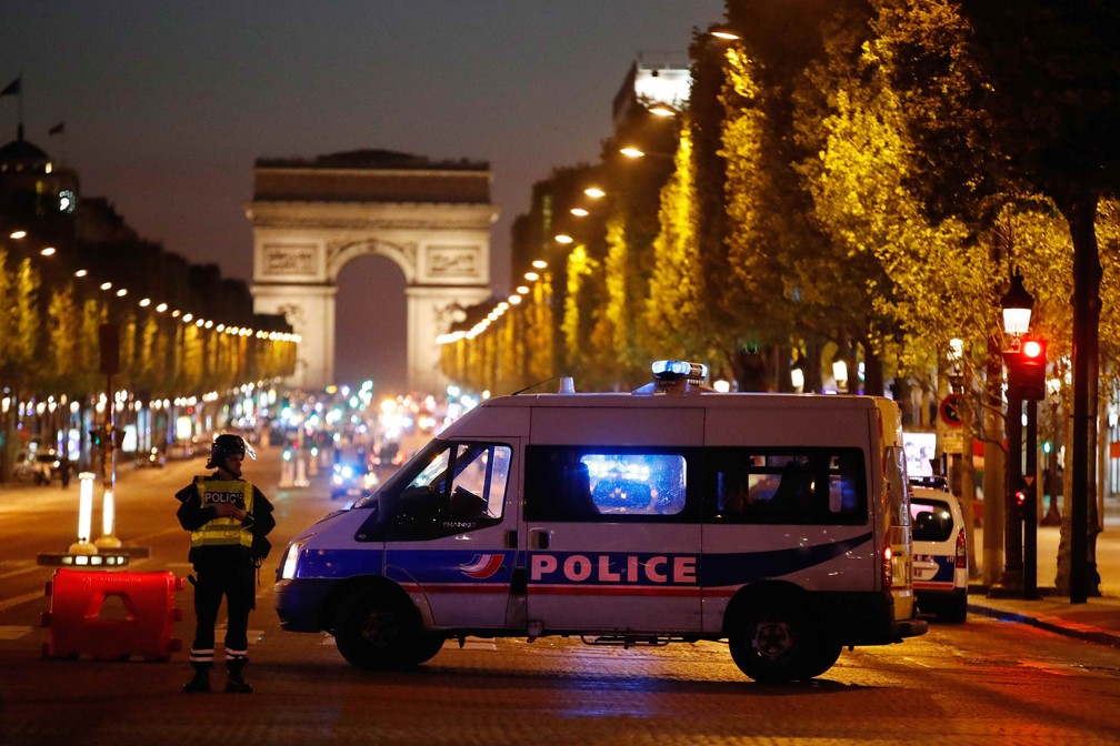 Polícia fecha a avenida Champs Elysees, em Paris, após tiroteio (Foto: REUTERS/Christian Hartmann)