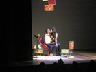 Fernanda Souza beija Thiaguinho durante apresentação de sua peça