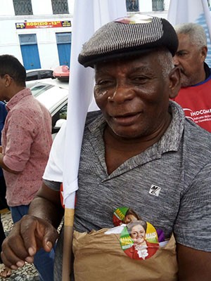 Funcionário público, Raimundo Mota, 71, participa do ato pró-Dilma em São Luís (Foto: Danilo Quixaba/Mirante AM)