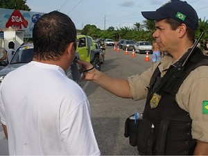 Teste do bafômetro será realizado nas estradas federais que cortam o RN (Foto: Divulgação/PRF-RN)