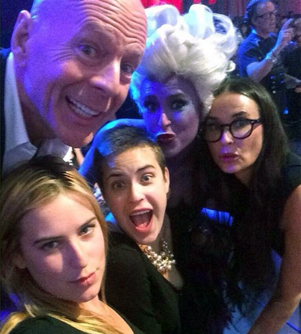 Rumer Willis (de peruca branca), Demi Moore, Bruce Willis e família (Foto: Instagram)