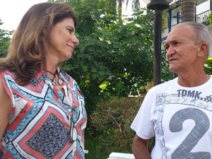 Marilene Ramos conversa com moradores de Bento Rodrigues (Foto: Raquel Freitas / G1)