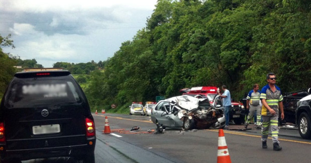 Colisão entre 2 veículos deixa duas vítimas graves em rodovia - Globo.com