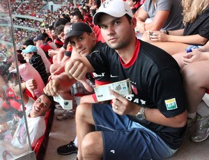 torcedor reclama falta de assento estádio Mané Garrincha (Foto: Fabrício Marques)